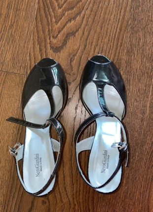 Scarpe con tacco nero e cinturino, marque: Nero Giardini, état: Très bon état, taille: 37.5, 20,00 €, 21,70 € Protection acheteurs incluse