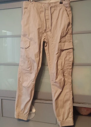 Pantalon cargo, marke: Pull & Bear, zustand: Neu, größe: W29 | DE 44, 9,00 €, 10,15 € inklusive Vinted-Käuferschutz