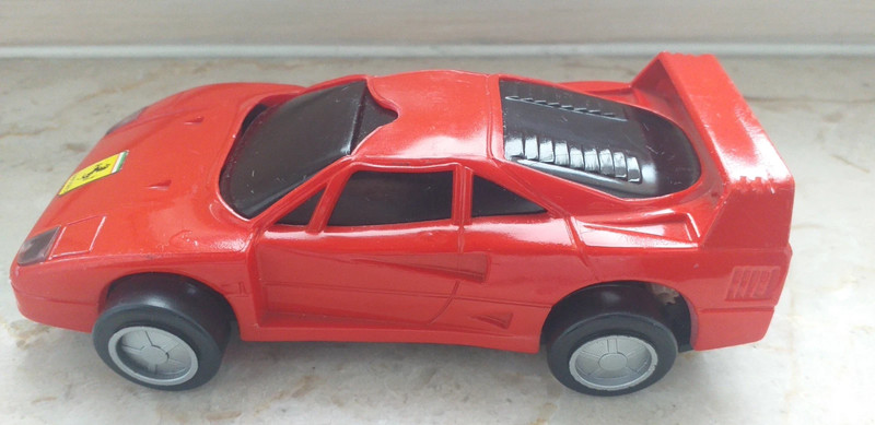 Ferrari F40 rossa degli anni '80 4