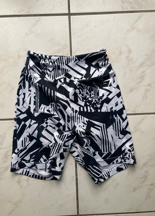 Short Gymshark taille XS couleur blanc noir, marke: Gymshark, zustand: Sehr gut, größe: XS / 34 / 6, 12,00 €, 13,30 € beinhaltet Vinted-Käuferschutz Pro