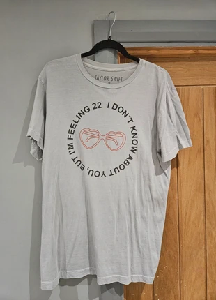 Official Taylor Swift '22' T-shirt, brand: Taylor Swift, condition: Very good, size: M / UK 12-14, £12.00, £13.30 includes Buyer Protection