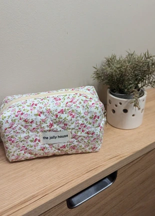 Trousse de toilette ou maquillage matelassée, brand: Sézane, condizioni: Nuovo senza cartellino, €12.00, €13.30 include la Protezione acquisti