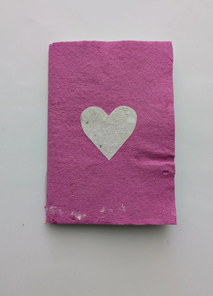 Roze boekje handgemaakt met gerecycleerd papier,wit hartje klein maar dik, état: Neuf sans étiquette, 4,00 €, 4,90 € Protection acheteurs incluse
