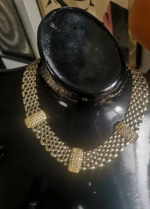 Collana corta dorata di buona bigiotteria vintage, brand: true vintage, condizioni: Ottime, €55.00, €58.45 include la Protezione acquisti