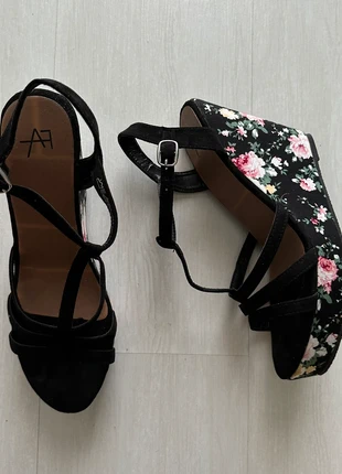 Sandales compensées - noir et fleurs-Anna Field- 40 - neuves, marque: Anna Field, état: Neuf sans étiquette, taille: 40, 8,00 €, 9,10 € Protection acheteurs incluse