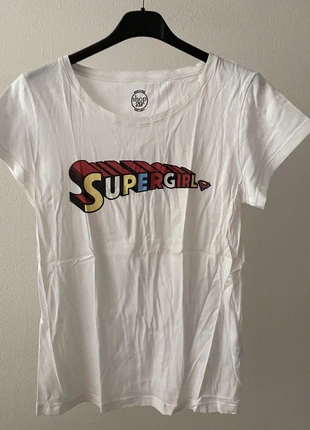 Super Girl Graphic Stretchy T-shirt 100% Cotton, marca: NoName, estado: Muito bom, tamanho: S / 36 / 8, €10.00, €11.20 inclui Proteção do Comprador