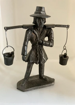 Tinnen beeldje waterdrager, merk: Daalderop, staat: Heel goed, € 5,00, € 5,95 inclusief Kopersbescherming