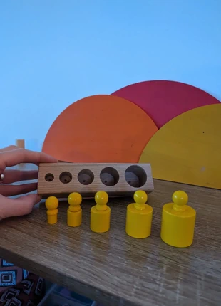 Montessori gewichtjes in de kleur geel met houten houder. Goed voor de fijne motoriek, sorteren, merk: Montessori, staat: Nieuw zonder prijskaartje, maat: 18-24 maanden / 86 cm, € 5,50, € 6,48 inclusief Kopersbescherming