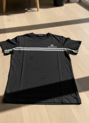 T-shirt noir et blanc Sergio tacchini taille M, marque: Sergio Tacchini, état: Satisfaisant, taille: M, 2,00 €, 2,80 € Protection acheteurs incluse