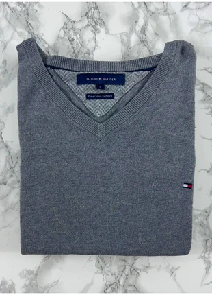 Pull Tommy Hilfiger Gris / Col V / Logo brodé / Taille L Homme, marke: Tommy Hilfiger, zustand: Sehr gut, größe: L, 23,00 €, 24,85 € inklusive Vinted-Käuferschutz