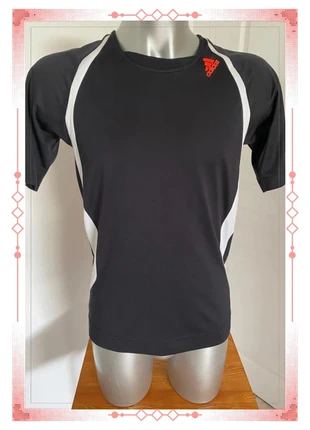 Tee-shirt Adidas Vintage crewneck noir blanc 3 bandes Taille S, marque: adidas, état: Très bon état, taille: S, 5,90 €, 6,90 € Protection acheteurs incluse