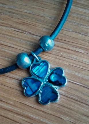 🌼 Collier fantaisie avec cordon noir et trèfles bleu à 4 feuilles, état: Très bon état, 5,00 €, 5,95 € Protection acheteurs incluse