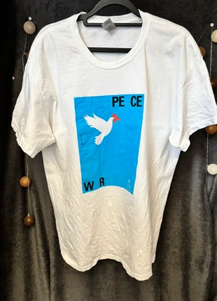 T-shirt Gildan « Peace War » Taille L en parfait état, merk: Gildan, staat: Heel goed, maat: L, € 4,50, € 5,43 inclusief Kopersbescherming