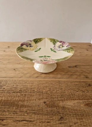 Plat sur pied Pensées, marque: Choisy le Roi, état: Très bon état, 49,00 €, 52,15 € Protection acheteurs incluse