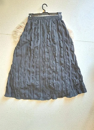 Jupe midi plissée noir - ZARA - Très bon état - Très bon état, marque: Zara, état: Très bon état, taille: S / 36 / 8, 10,00 €, 11,20 € Protection acheteurs incluse