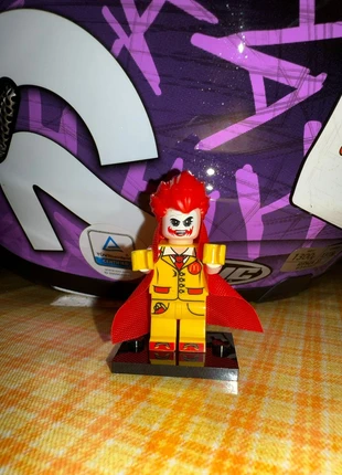 Mini figure McDonald compatibile lego due facce con mantello, merk: Collezione, staat: Nieuw met prijskaartje, maat: Universeel, € 4,90, € 5,85 inclusief Kopersbescherming