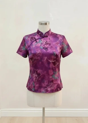 Haut Satiné Asiatique Violet – Chic Vintage / Élégant / Look Traditionnel / Glam Oriental, merk: Maison Dareléa, staat: Heel goed, maat: M / 38 / 10, € 59,90, € 63,60 inclusief Kopersbescherming Pro