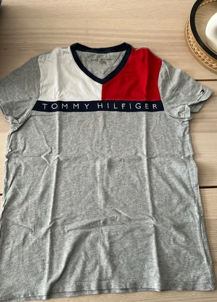 Tee shirt col en V Tommy Hilfiger, marque: Tommy Hilfiger, état: Très bon état, taille: XS, 7,00 €, 8,05 € Protection acheteurs incluse