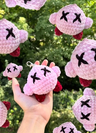 Peluche Kirby x Kaws au Crochet 🧶 | Fait Main | Porte-clés Amigurumi Mignon, marke: Kaws, zustand: Neu, größe: Einheitsgröße, 19,99 €, 21,69 € inklusive Vinted-Käuferschutz