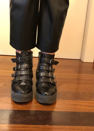 Botines negros con tachuela, marque: XTI, état: Bon état, taille: 39, 4,00 €, 4,90 € Protection acheteurs incluse