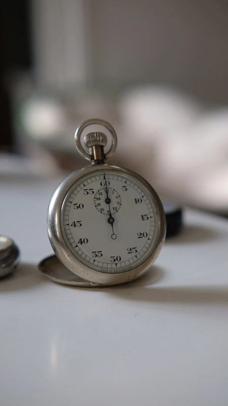 Chronomètre Vintage Mécanique Swiss Made en Argent avec Gravure de Deux Coureurs 1