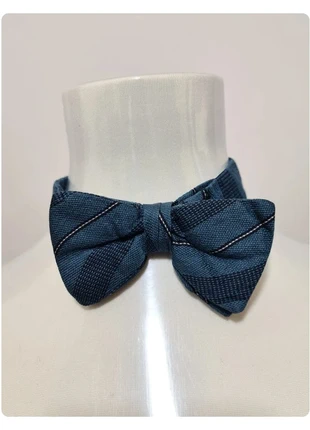 Nœud papillon pure soie Carven des années 80-90, marque: Carven, état: Très bon état, 10,00 €, 11,20 € Protection acheteurs (Pro) incluse