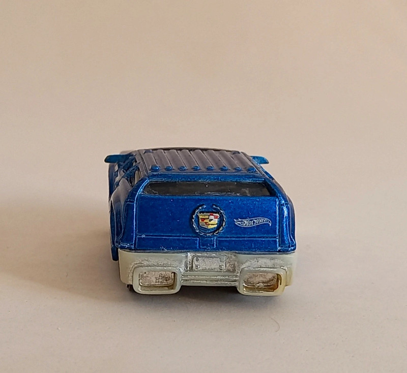 Hot Wheels Blings Cadillac Escalade 5