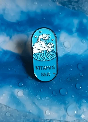 Pins vitamin sea wave ocean health blue sea summer beach goth rock punk alt Y2K, marke: Witch, zustand: Sehr gut, 3,00 €, 3,85 € beinhaltet Vinted-Käuferschutz Pro