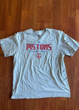 T-shirt adidas vintage Detroit Pistons, marke: adidas, zustand: Sehr gut, größe: XL, 7,00 €, 8,05 € inklusive Vinted-Käuferschutz