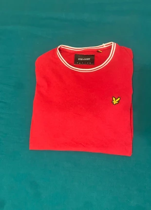 🔴 T-shirt Lyle & Scott rouge – Logo jaune – Original 🇬🇧, merk: Lyle & Scott, staat: Heel goed, maat: S, € 13,00, € 14,35 inclusief Kopersbescherming