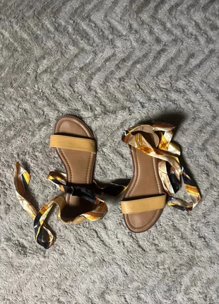 Scandales jaune / Taille 38, staat: Goed, maat: 38, € 2,00, € 2,80 inclusief Kopersbescherming