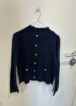 Cardigan blu con frange e bottoni a perla NUOVO con etichetta, staat: Nieuw met prijskaartje, maat: Universele maat, € 12,00, € 13,30 inclusief Kopersbescherming