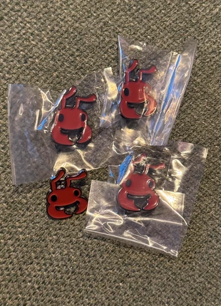 Grounded 2 – Set of 4 Red Ant Pins – Official Game Merchandise, marca: Grounded 2, estado: Novo com etiquetas, €10.00, €11.20 inclui Proteção do Comprador