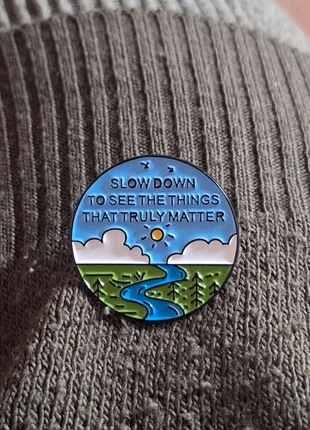 Pins Slow Down, marque: TRULY, état: Neuf avec étiquette, 3,00 €, 3,85 € Protection acheteurs incluse