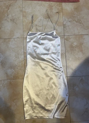 Vestido crema satinado espalda descubierta, marca: H&M, estado: Muy bueno, tamaño: XS / 34 / 6, 4,00 €, 4,90 € Protección al comprador incluida