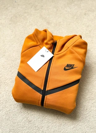 Veste Nike Tech - Orange, brand: Nike, condizioni: Nuovo con cartellino, taglia: 10 anni / 140 cm, €39.00, €41.65 include la Protezione acquisti Pro
