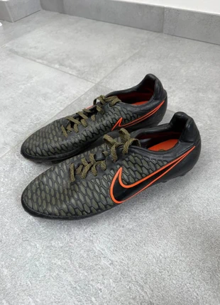 Chaussures de Football Nike Magista taille 44 en très bon etat, merk: Nike, staat: Heel goed, maat: 44, € 25,00, € 26,95 inclusief Kopersbescherming