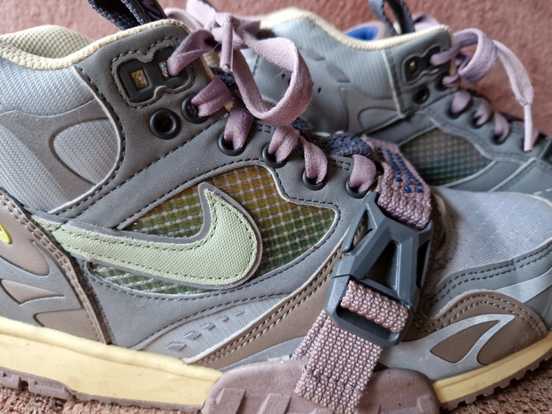 paarse nike schoenen met regenboog