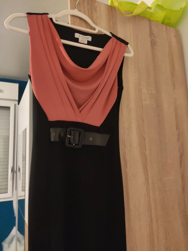 Robe cintrée corail et noir avec ceinture intégrée 1