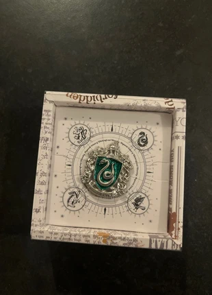 Badge/ broche Serpentard, marque: Harry Potter, état: Neuf avec étiquette, 5,00 €, 5,95 € Protection acheteurs incluse