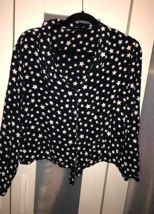 Blouse zwart/blauw sterrenmotief Zara M, marque: Zara, état: Très bon état, taille: M / 38 / 10, 3,00 €, 3,85 € Protection acheteurs incluse