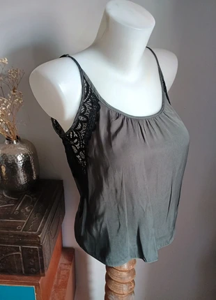 Top de nuit en satin kaki avec dentelle noire décolleté dos, marque: Etam, état: Très bon état, taille: S / 36 / 8, 5,00 €, 5,95 € Protection acheteurs (Pro) incluse