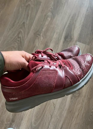 Pantone Universe Footwear Syrah, merk: Pantone, staat: Heel goed, maat: 42, € 2,50, € 3,33 inclusief Kopersbescherming