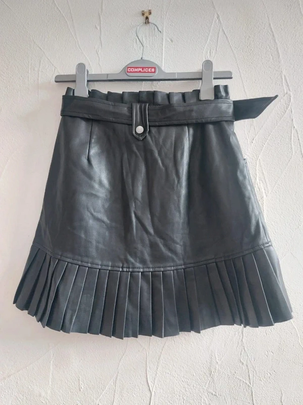 Jupe en simili cuir noir à plis Taille XS - photo numéro 4