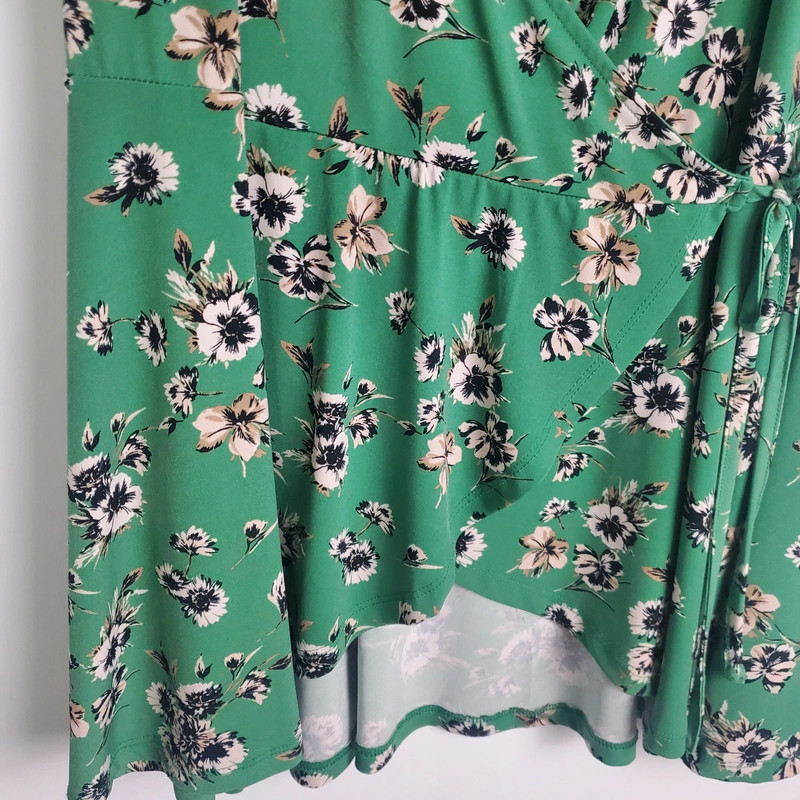 Torrid Green Floral Wrap Top - Size 2X 4