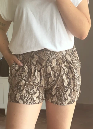 Short motif reptile, marke: H&M, zustand: Sehr gut, größe: XS / 34 / 6, 5,00 €, 5,95 € inklusive Vinted-Käuferschutz