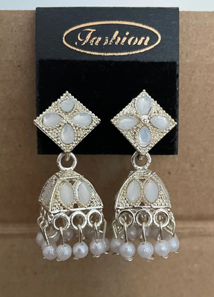 Small silver and white Indian jhumke, marque: Bollywood, état: Très bon état, 3,50 €, 4,38 € Protection acheteurs incluse