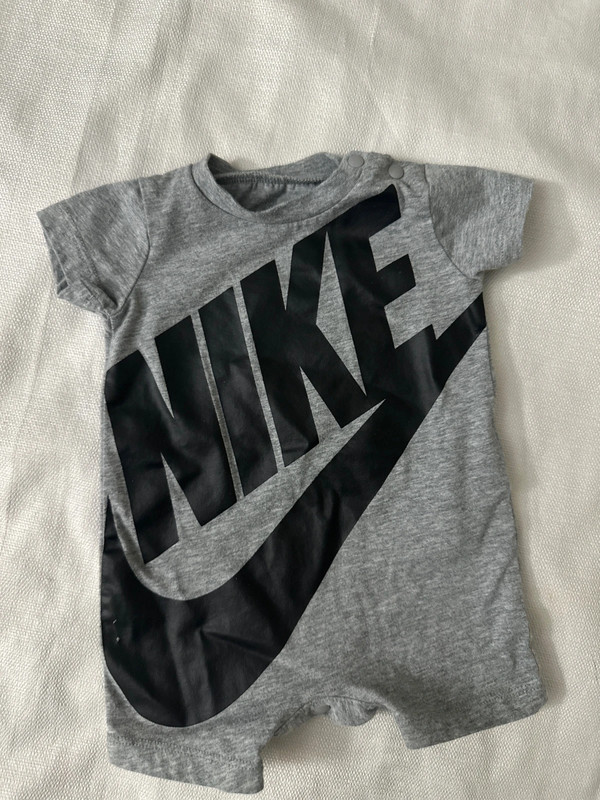 Mameluco Nike gris niño 👶 1