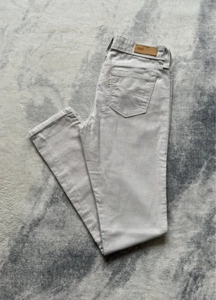 Jean Levi’s Demi Curve velours côtelé gris clair slim vintage femme W27 L32, marca: Levi's, estado: Muito bom, tamanho: S / 36 / 8, €24.99, €26.94 inclui Proteção do Comprador Pro
