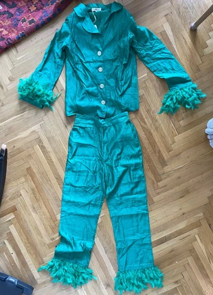Grünes Set aus Seide mit Federdetails, marke: MOCHY, zustand: Neu, mit Etikett, größe: S / 36 / 8, 30,00 €, 32,20 € inklusive Vinted-Käuferschutz